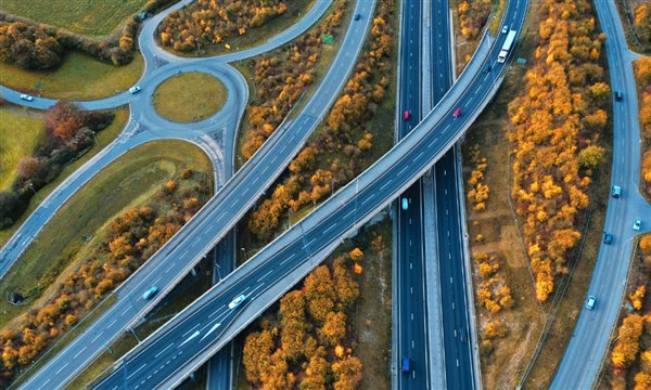 Should the speed limit on motorways be reduced in wet weather?